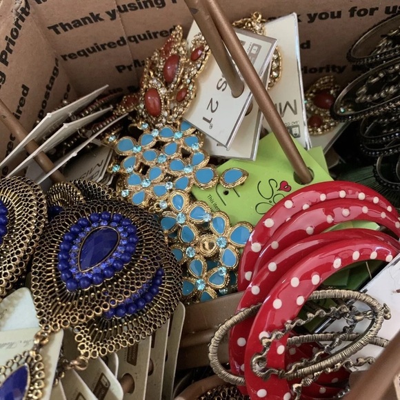 4 LBs vintage Costume gold silver Jewelry Lot~ Signed & Unsigned All Wearable - Picture 6 of 9